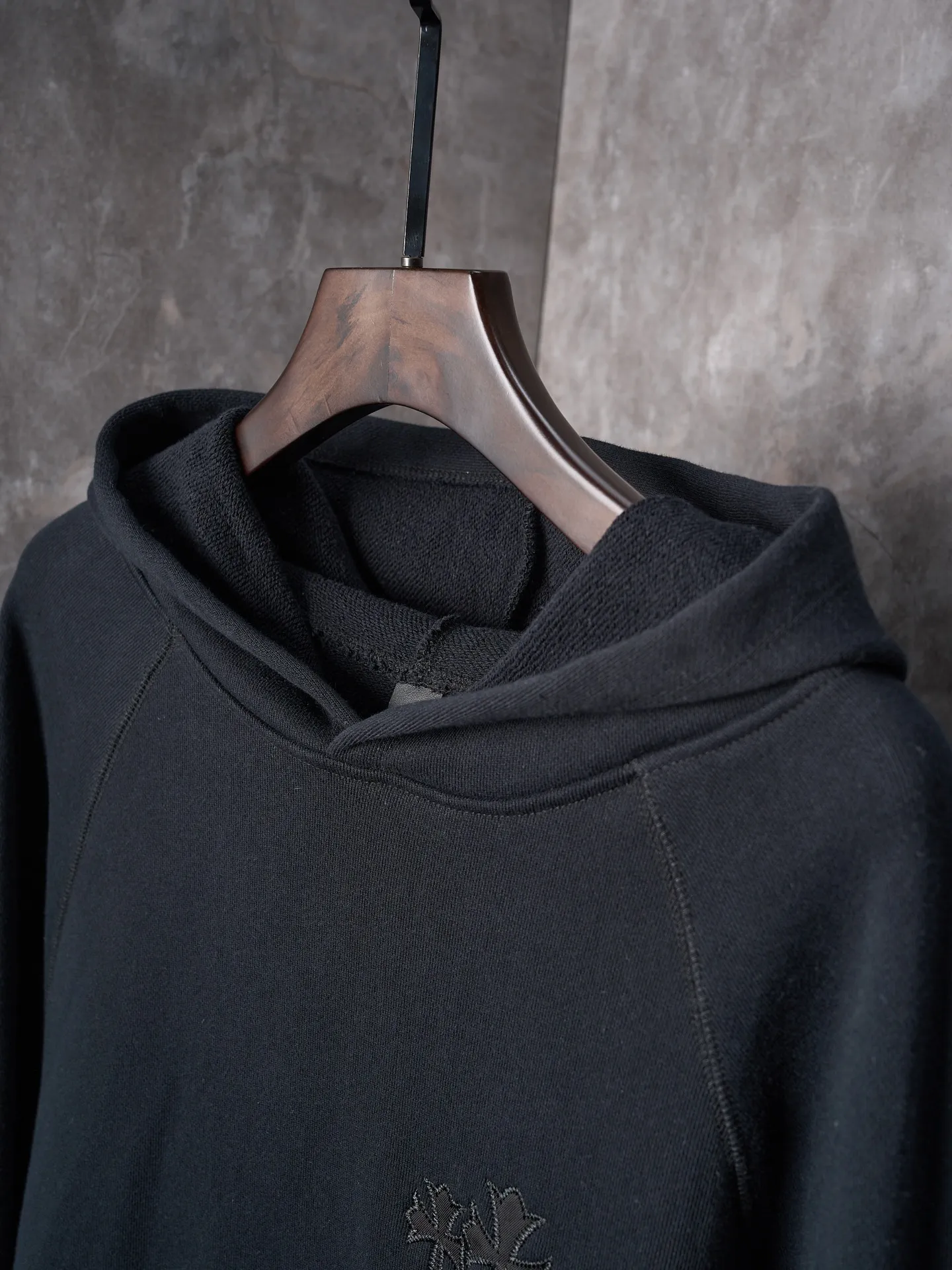 P480 Actual auction] Chrome Hearts/Ch cross logo patch embroidered hooded sweatshirt [Ready stock] S M L XL custom-made heavy fortress interwoven air cotton, full of texture, thick and solid, with classic black as the curtain, giving deep sensory luxury. With the Chrome heart cross patch embroidery decoration on the chest, it becomes the ultimate interpretation of dark gothic style. CH Gothic font is the finishing touch on the back panel, making the totem the thorn in your spirit. The logo iron plate sways slightly with the swing of the body, adding a sense of movement and vitality. It is unobtrusive but has an indescribable aura. It interprets the perfect blend of retro and luxury. It adopts imported machine appliqué embroidery technology and uses advanced computer control systems and precise mechanical components to realize the Chrome Hearts logo appliqué embroidery operation. It presents an embroidery effect with both clarity and three-dimensionality. The fabrics have been washed and have a better hand feel. They are not easy to deform, shrink or fade. Maintains long-lasting beauty with a loose fit